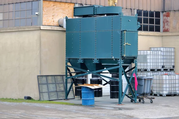 Bir Makine Işçiler Için Temiz Hava Sağlayan Bir Endüstriyel Çalışma — Stok fotoğraf