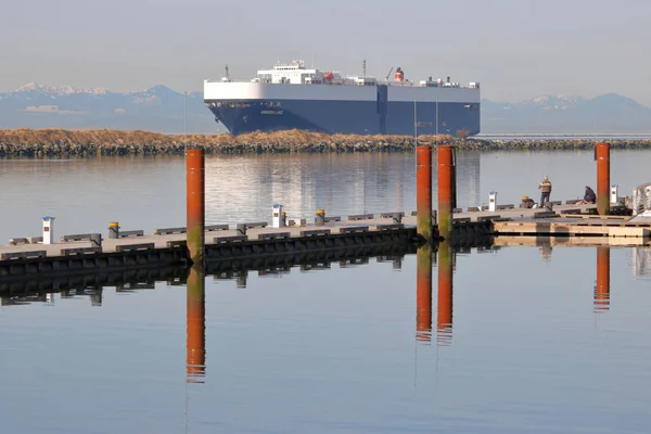 一艘载着美国国旗航行的货船 于2018年3月12日进入加拿大不列颠哥伦比亚省南温哥华的弗雷泽河 — 图库照片