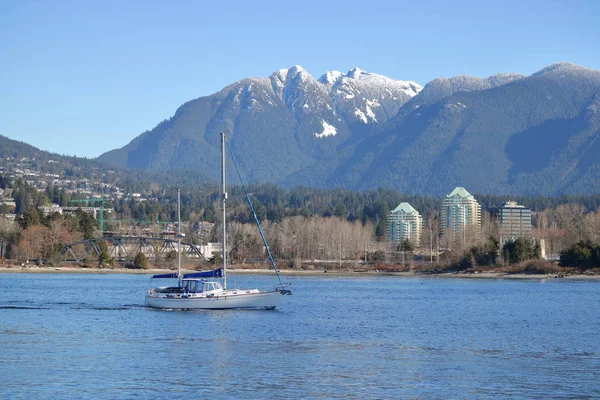 Malé Soukromé Plachetnice Předává West Vancouver Západním Pobřeží Kanady Majestátní Royalty Free Stock Obrázky