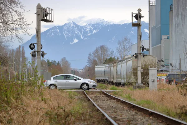 Malé Auto Překračuje Jeden Pruh Řízené Železniční Přejezd Horském Údolí — Stock fotografie