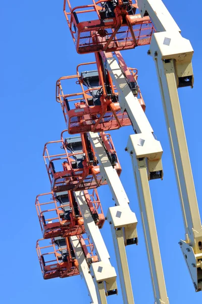 施工项目中用于提升工人的工业升降机或升降机的垂直视图 — 图库照片
