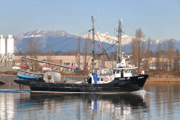 Small Boat Navigates Fraser River Vancouver Canada Returning Fishing Excursion — Stock Photo, Image