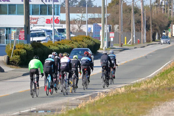 Grupo Ciclistas Están Paquete Mientras Viajan Una Calle Dos Carriles — Foto de Stock