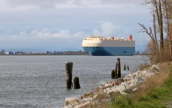 巨大な海の貨物船の帆の国際商品をアンロードするのには幅の広い川下 — ストック写真