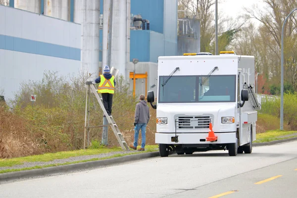 Les Travailleurs Remplacent Activement Les Panneaux Signalisation Routière Dans Une — Photo