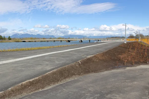 Bir Asfalt Yol Taze Ekili Peyzaj Bir Şehrin Riverfront Tamamlanmamış — Stok fotoğraf