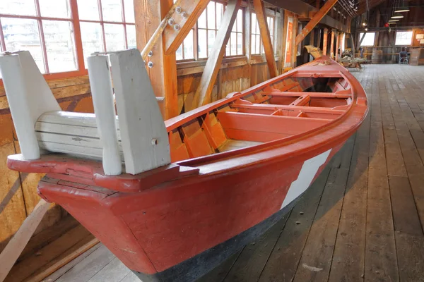 Velho Barco Pesca Século Dentro Edifício Histórico Reparação Barcos Estaleiro — Fotografia de Stock