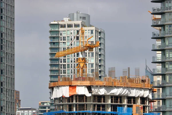 Construcción Alta Densidad Está Marcha Una Ciudad Con Una Grúa — Foto de Stock