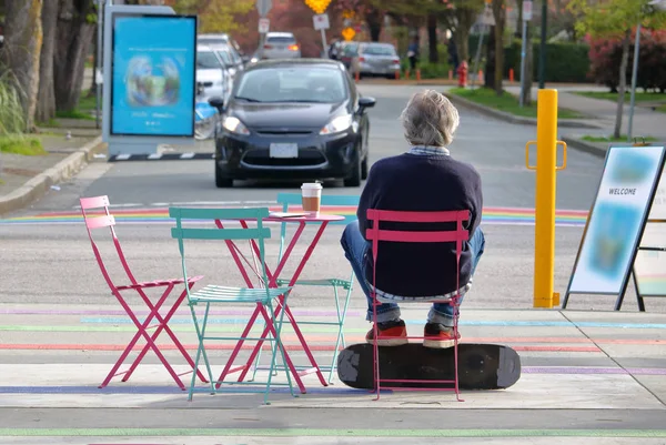 Homme Âge Moyen Est Assis Devant Café Avec Planche Roulettes — Photo