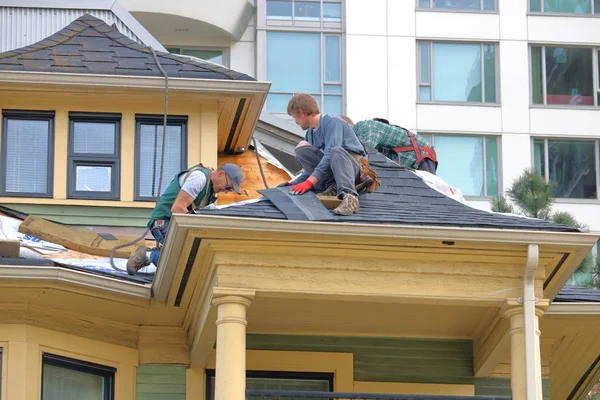 Close Crew Members Repairing Steep Roof Designated Heritage Home Found — Stock Photo, Image