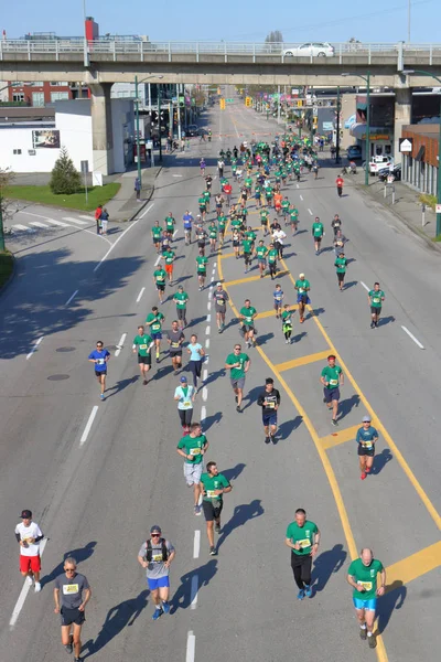 在2018年4月22日加拿大温哥华市中心 参加每年2018太阳赛跑的跑步者的高角度观看 — 图库照片