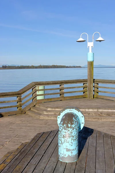 Twin Overhead Incandescent Lights Standing Open Wooden Pier Overlooking Wide — Stock Photo, Image