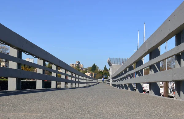 Vista Ángulo Bajo Una Pasarela Cubierta Marina Con Una Plataforma —  Fotos de Stock