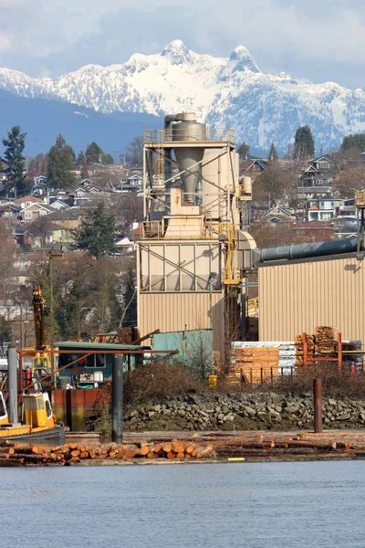 对重工业的垂直看法 包括俯瞰温哥华的木材制造业 加拿大的山峰 在这里看到在2018年3月31日 — 图库照片