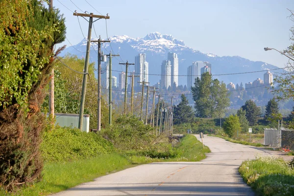 Une Route Sinueuse Mène Périphérie Une Grande Ville Moderne — Photo