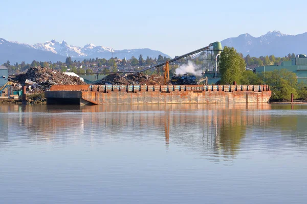 一个大的 生锈的废铁驳船停泊在河后 其负载已被拆除 — 图库照片