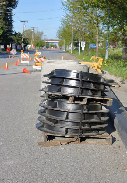 Vista Verticale Una Pila Tombini Che Saranno Utilizzati Costruzione Strade — Foto Stock