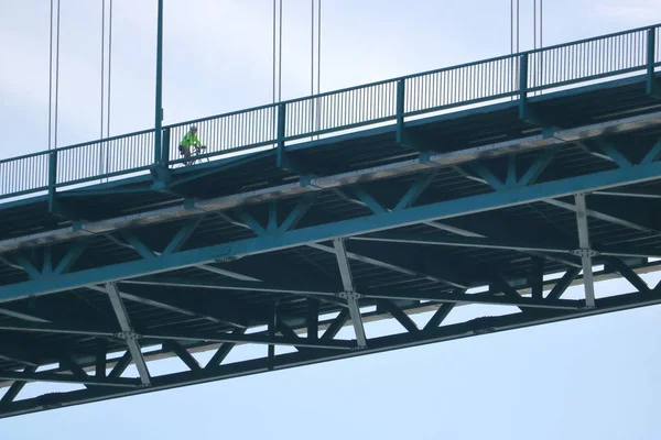 Cyclist High Crosses Lions Gate Bridge Landmark Suspension Bridge Downtown — Stock Photo, Image