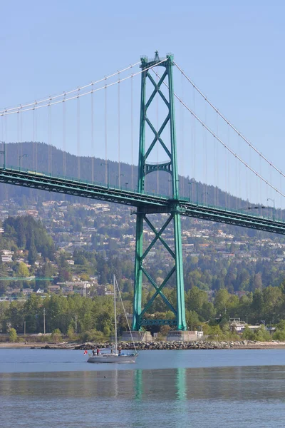 Vertical View Private Sailboat Passing Vancouver Canada Lions Gate Bridge — стоковое фото
