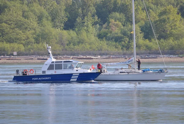 港口管理局 确保安全和提供指导 处理一艘私人帆船进入海港在温哥华 加拿大于2018年5月8日 — 图库照片