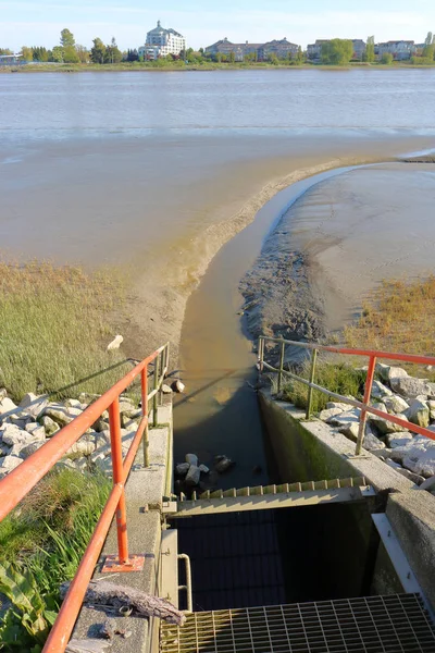 Vertical View Spillway Excessive Water Drains River — Stock Photo, Image