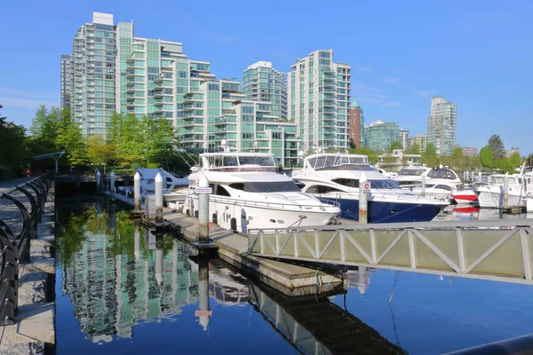 Ein Moderner Stadthafen Mit Luxuriösen Privatbooten Vor Hochmodernen Eigentumswohnungen — Stockfoto