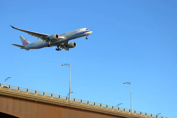 Пассажирский Самолёт China Air Пролетает Над Мостом Оук Стрит Ванкувере — стоковое фото