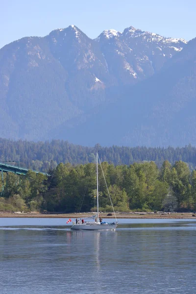 Prywatny Jacht Przeszedł Pod Lions Gate Bridge Vancouver Nadal Pod — Zdjęcie stockowe