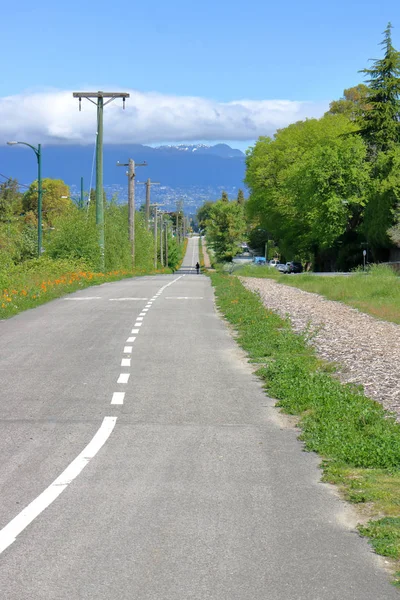 アービュートス ライン ウォーキング トレイル バンクーバー カナダの鉄道線はかつてサイクリングの垂直方向のビュー — ストック写真