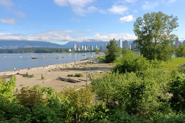俯瞰加拿大西海岸温哥华英语湾和沙滩及背景的现代城市的美景 — 图库照片