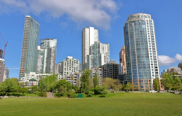 Eine Grüne Fläche Mit Blick Auf Die Modernen Hochhäuser Eigentumswohnungen — Stockfoto