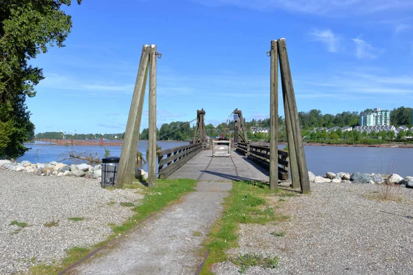 広い視野を持つ訪問者を提供して 大きくて 広い川に延出して木製の川の桟橋 — ストック写真