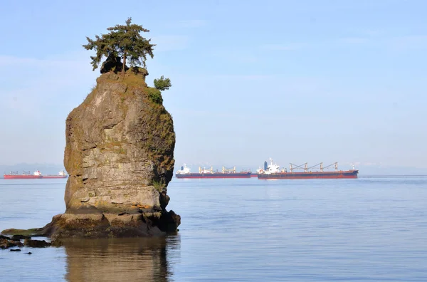 著名的温哥华地标 Siwash 一个岩石露在斯坦利公园俯瞰船舶停泊在英国湾 — 图库照片