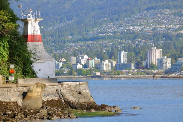 Faro Prospect Point Stanley Park Con Vancouver Nord Attraverso Insenatura — Foto Stock