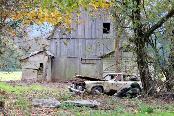 Vista Completa Una Antigua Granja Abandonada Madera Rodeada Basura Industrial — Foto de Stock