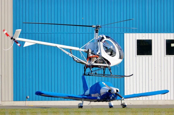 Ein Zweimotoriger Ultraleichter Helikopter Mit Tandemrotor Passiert Ein Kleines Einmotoriges — Stockfoto