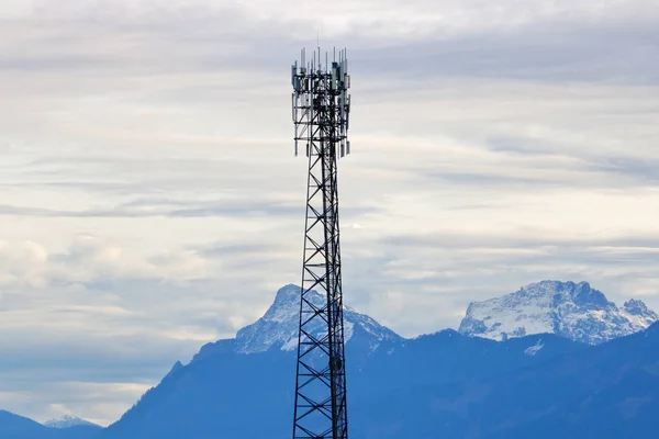 Uma Torre Transmissão Remota Fica Frente Monte Cheam Dos Picos — Fotografia de Stock