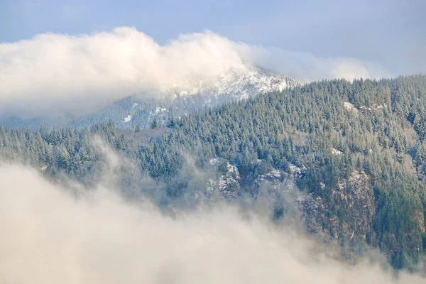 Weite Sicht Auf Die Berggipfel Nach Einer Frischen Schneedecke Während — Stockfoto