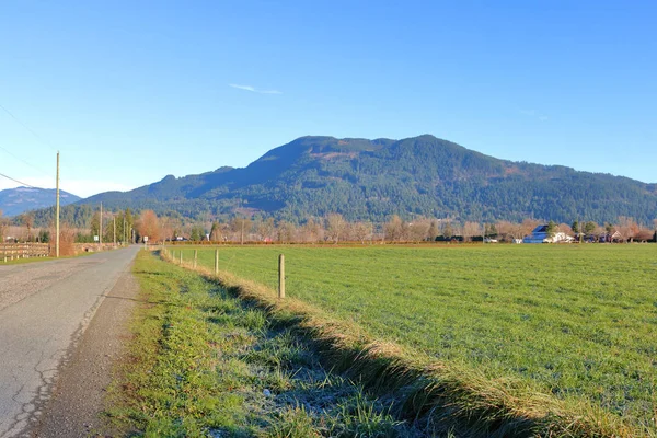 Una Strada Valle Ampi Terreni Agricoli Aperti Con Ripide Colline — Foto Stock