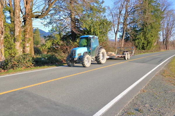 Agricultor Utiliza Seu Tractor Numa Estrada Rural Para Transportar Equipamento — Fotografia de Stock