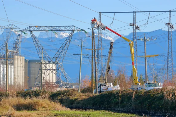 Weite Sicht Auf Elektrische Sendemasten Und Professionelle Techniker Die Wartungs — Stockfoto