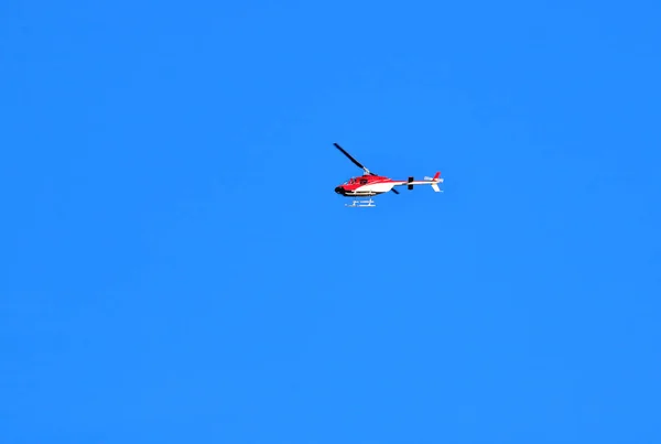 Небольшой Двухместный Коммерческий Вертолет Фоне Ясного Голубого Неба Пролетает Справа — стоковое фото