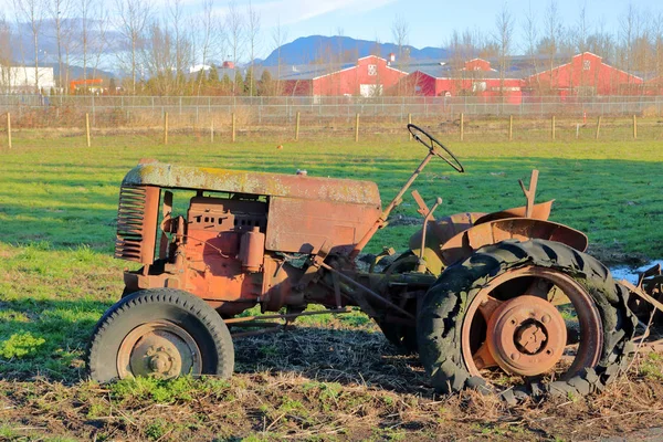 Plně Levý Profil Pohled Starý Traktor Let Displeji Před Farmou — Stock fotografie