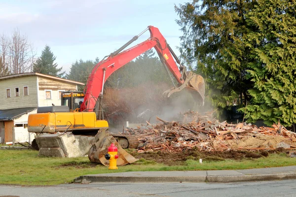 住宅を破壊する過程で重工業建設シャベルの広い プロフィールビュー — ストック写真