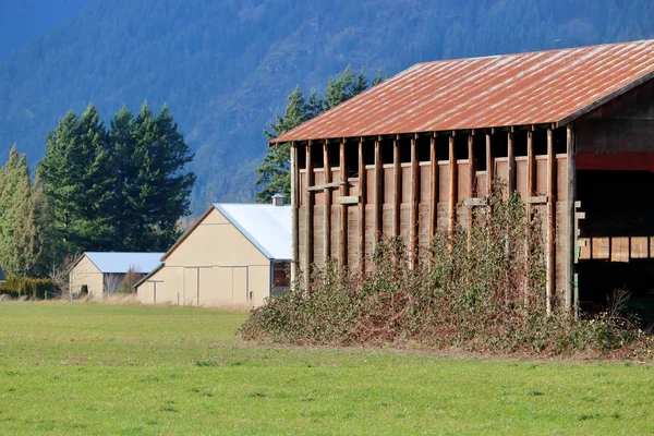 三个简单农场建筑的外部视图和几十年来建造这些建筑的技术 — 图库照片