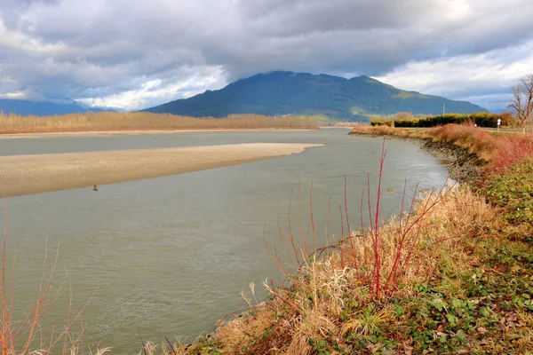 在冬季的几个月里 东望弗拉瑟河和弗拉瑟河 那里有沙洲和山地 — 图库照片