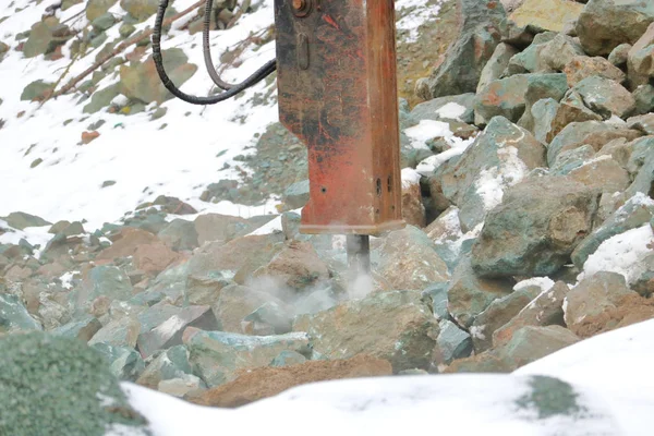 岩を破壊し 粉砕するために使用される油圧ロックハンマーや杭ドライバの近い 詳細なビュー — ストック写真