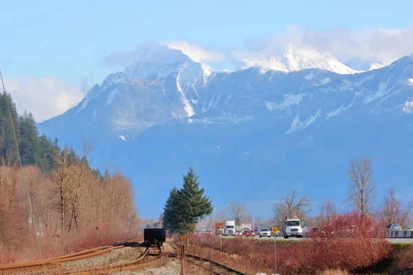 鉄道がブリティッシュコロンビア州南西部のトランス カナダ ハイウェイを跨ぐ主要な交通ハブ — ストック写真