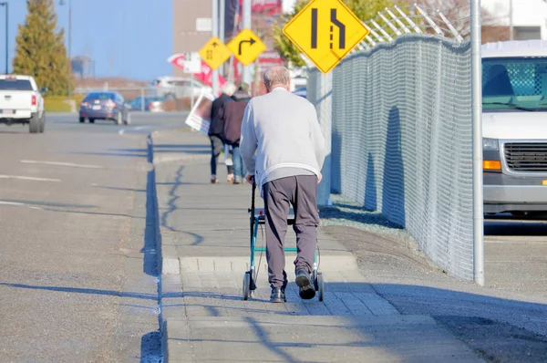 Een Oudere Man Gebruikt Een Looprek Hem Helpen Met Mobiliteitsproblemen — Stockfoto
