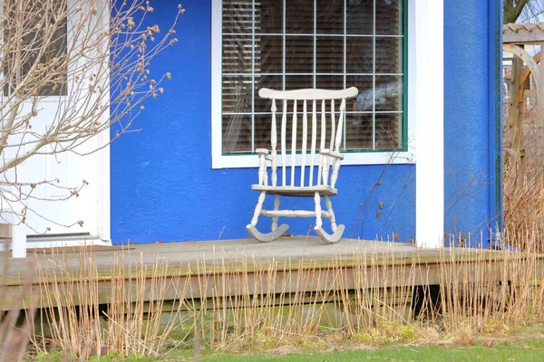Vista Ampla Uma Cadeira Balanço Madeira Tradicional Alpendre Com Fundo — Fotografia de Stock